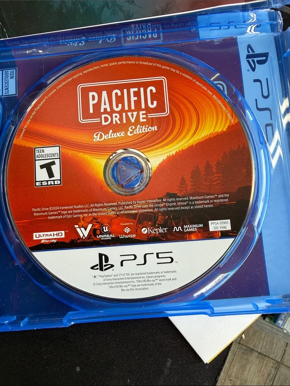 Pacific Drive Deluxe Edition (PS5) - Red & Blue